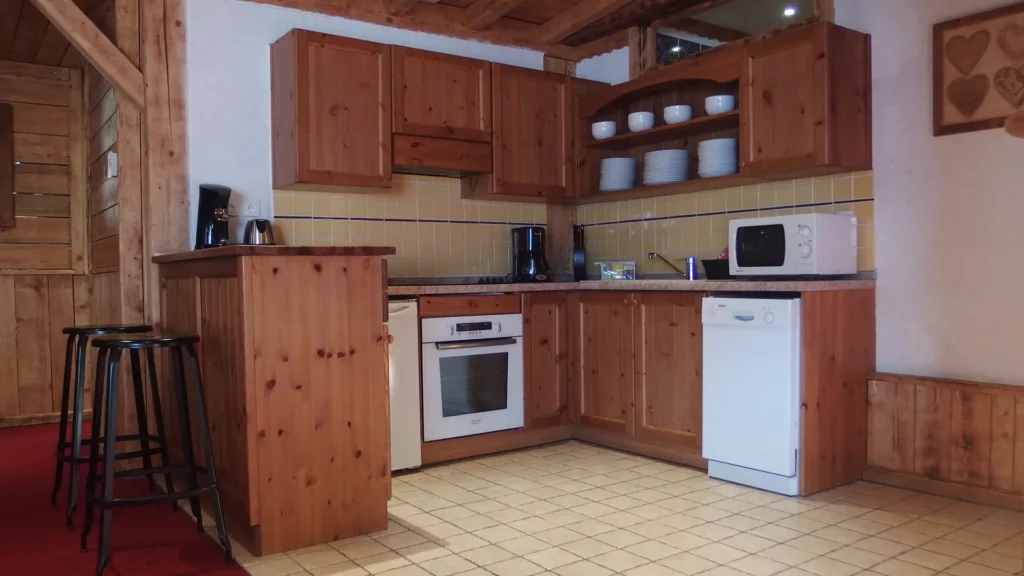 Cuisine avec lave-vaisselle et vaisselle rangée dans l'appartement standard plain-pied 6 personnes des Ancolies