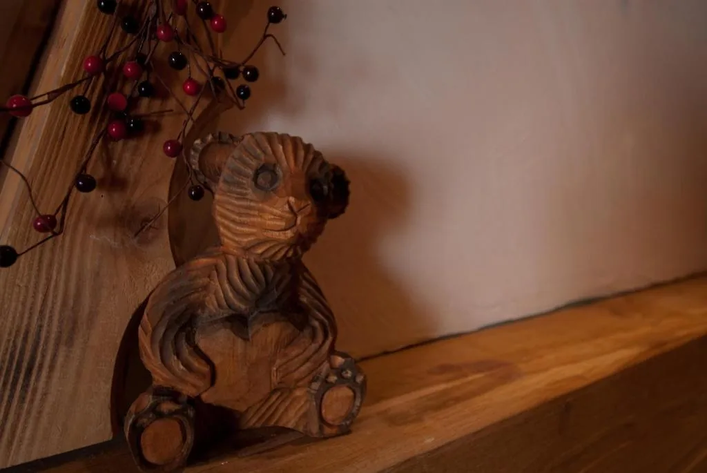 Détail décoratif en bois sculpté dans l'appartement 8 personnes standard des Ancolies