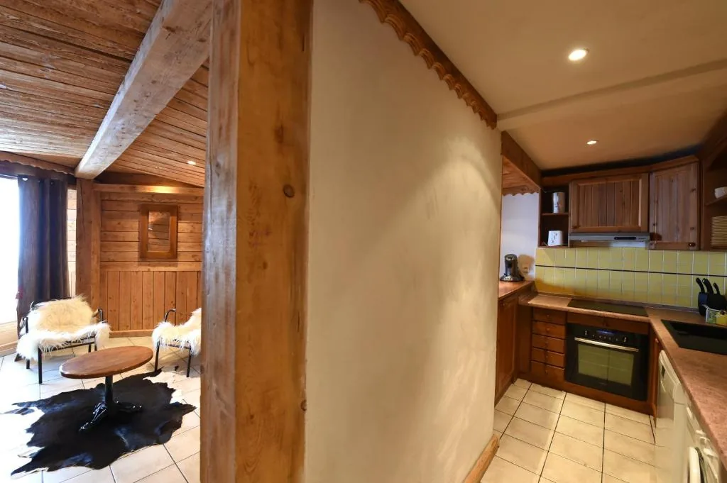 Coin salon et cuisine avec crédence carrelée dans l'appartement 8 personnes standard des Ancolies