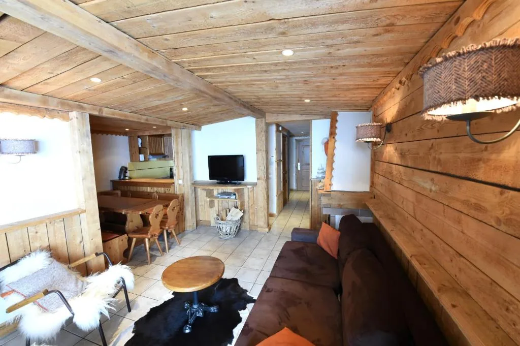 Salon avec canapé et télévision dans l'appartement 8 personnes standard des Ancolies