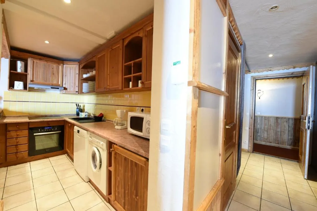 Cuisine équipée avec lave-linge et four dans l'appartement 8 personnes standard des Ancolies