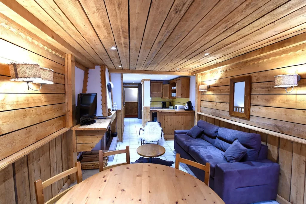 Pièce à vivre ouverte avec cuisine, salle à manger et salon dans le duplex 6 personnes des Ancolies