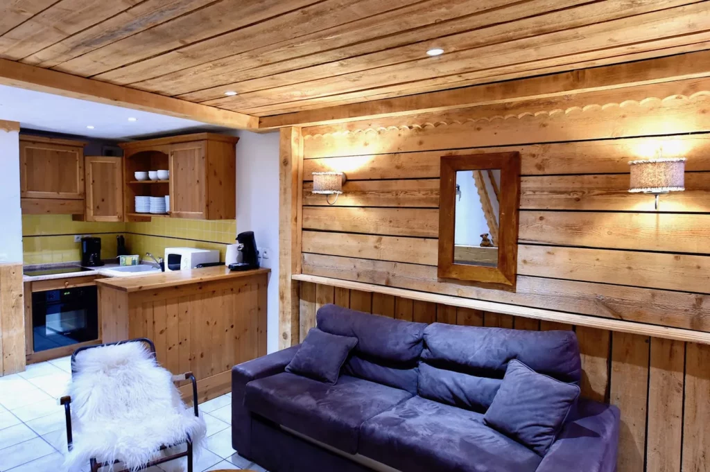 Coin cuisine équipée et canapé dans l'appartement duplex 6 personnes de la résidence Les Ancolies