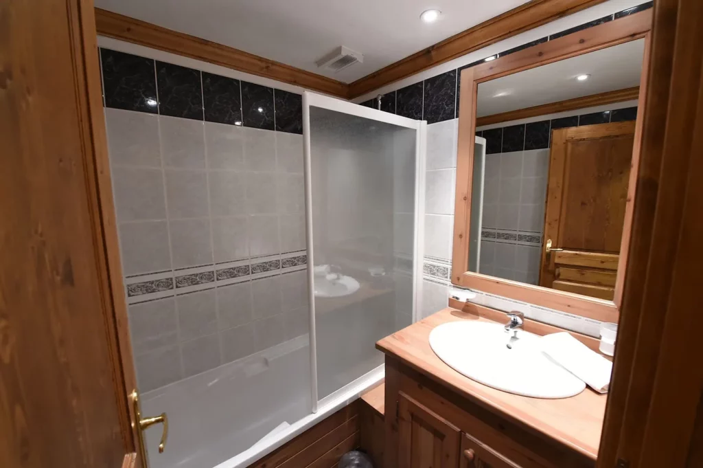 Salle de bain avec douche et baignoire dans l'appartement duplex 6 personnes de la résidence Les Ancolies